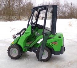 Металлическая кабина на минипогрузчик AVANT 420FLB (фото 5)