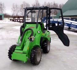 Металлическая кабина на минипогрузчик AVANT 420FLB (фото 4)