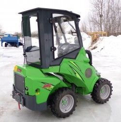 Металлическая кабина на минипогрузчик AVANT 420FLB (фото 2)