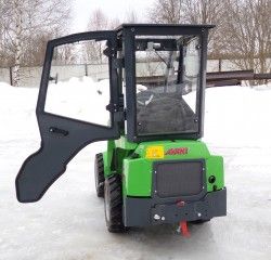 Металлическая кабина на минипогрузчик AVANT 420FLB (фото 1)