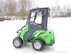 Металлическая кабина на минипогрузчик AVANT 420FLB (фото 6)