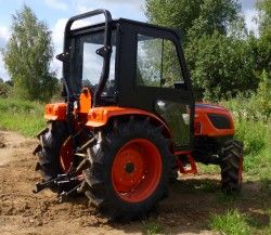 Металлическая кабина на трактор KIOTI