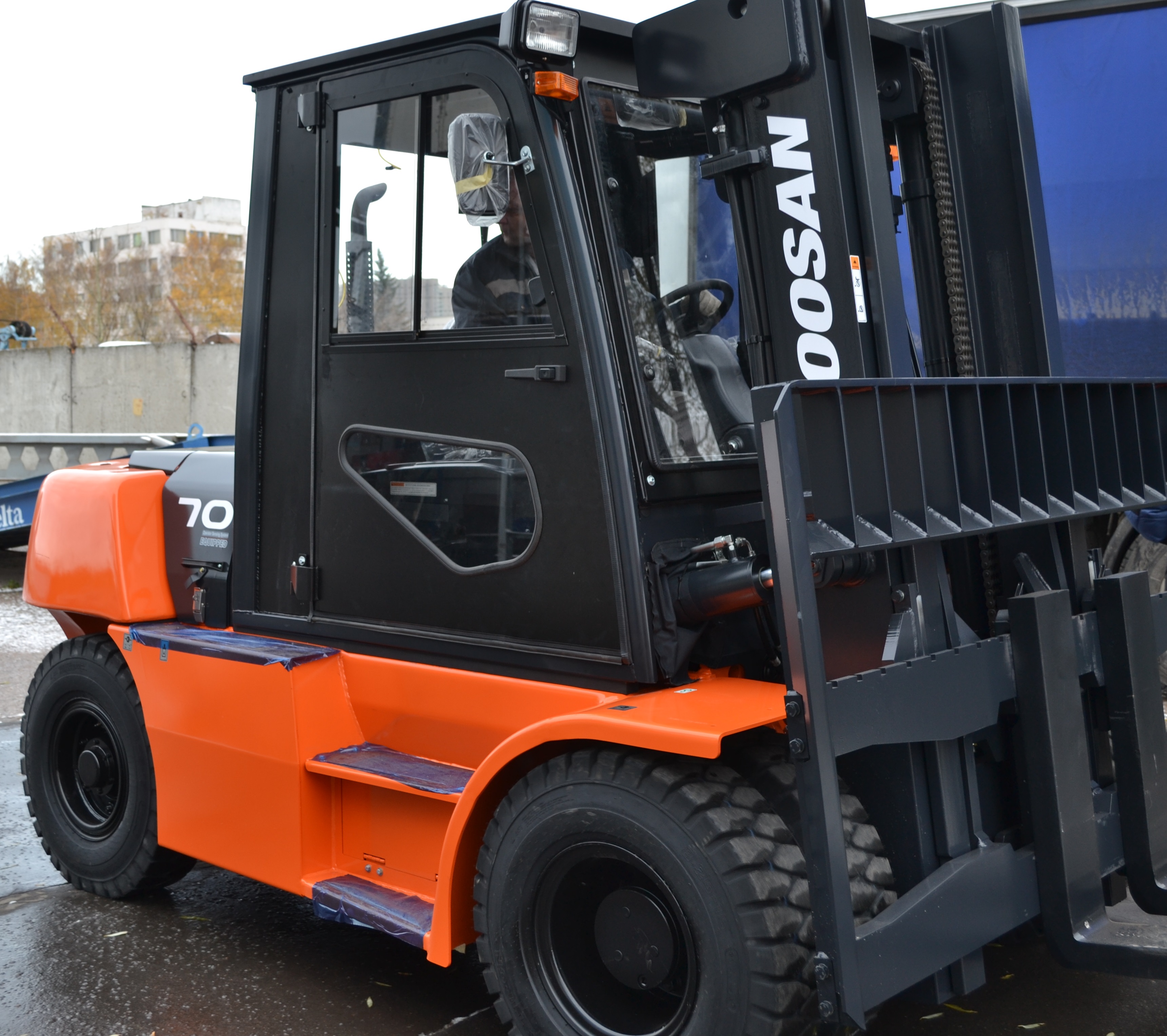 Погрузчик 7. Doosan-Daewoo d70s-5. Вилочный погрузчик Дусан 7 тонн. Электропогрузчик Doosan 7т. Вилочный погрузчик Дусан 5 тонн.