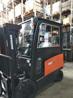 Металлическая кабина на электропогрузчик Doosan B30S-7