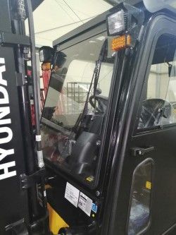 Металлическая кабина на погрузчик Hyundai 20-35 (9 серия)