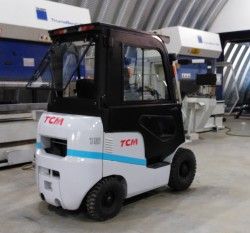 Металлическая кабина на погрузчик TCM 1,5т специсполнение под набивные стеллажи