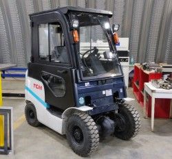 Металлическая кабина на погрузчик TCM 1,5т специсполнение под набивные стеллажи