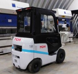 Металлическая кабина на погрузчик TCM 1,5т специсполнение под набивные стеллажи