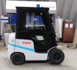 Металлическая кабина на погрузчик TCM 1,5т специсполнение под набивные стеллажи
