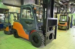 Металлическая кабина на погрузчик Toyota 8FD35-50N