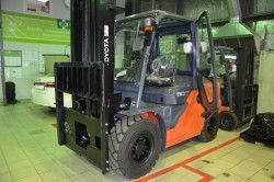 Металлическая кабина на погрузчик Toyota 8FD35-50N