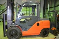 Металлическая кабина на погрузчик Toyota 8FD35-50N