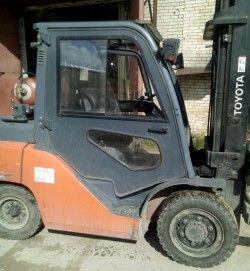 Металлическая кабина на погрузчик Toyota 8FD35-50N